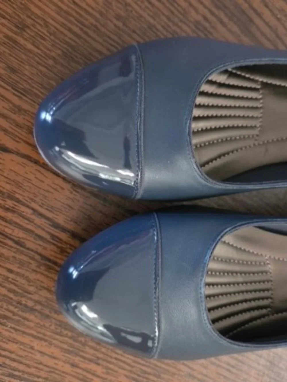 Easy Spirit Esurmine Navy Leather and Patent Pumps. 1.5-inch Heel. Sz 9WW
